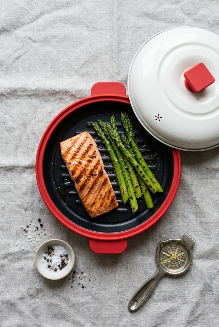 Microwave grill pot with lid closed - steam vent design for even heating